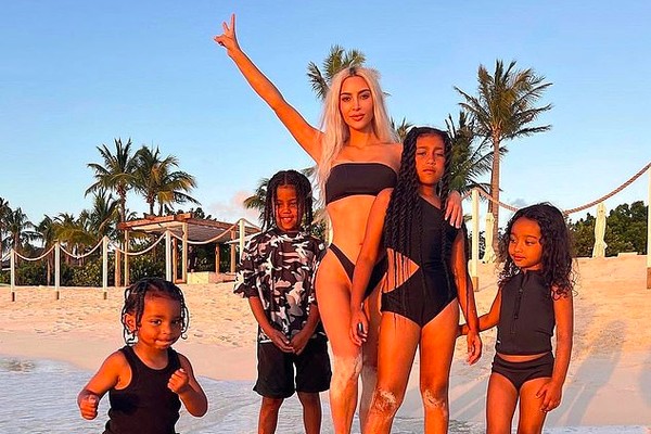 Kim Kardashian com os quatro filhos (Foto: Instagram) Kim Kardashian com os quatro filhos (Foto: Instagram)