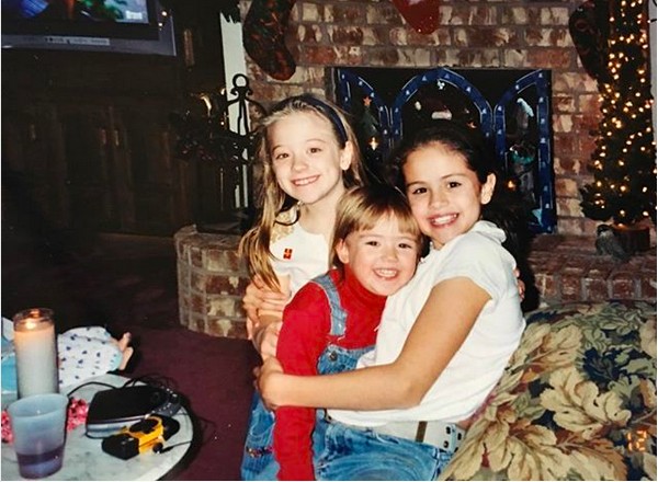 A cantora Selena Gomez com primos em foto de infância compartilhada pela avó da artista (Foto: Instagram)