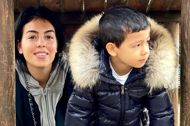 Cristiano Ronaldo curte parque com Georgina Rodríguez e os filhos (Foto: Reprodução/Instagram)
