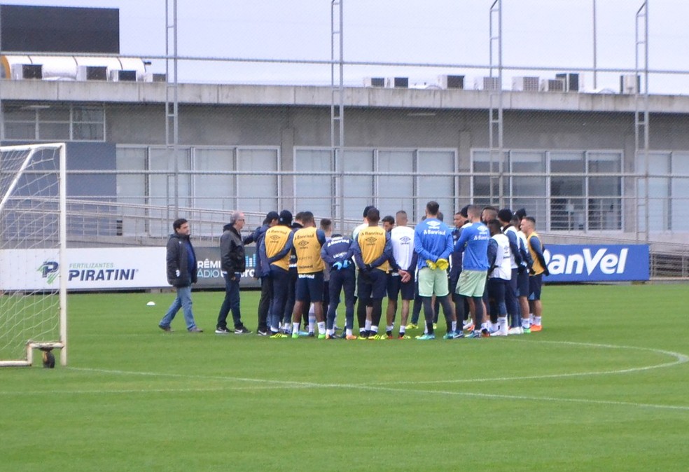 Grêmio se reúne antes de treino   (Foto: Eduardo Moura/GloboEsporte.com)