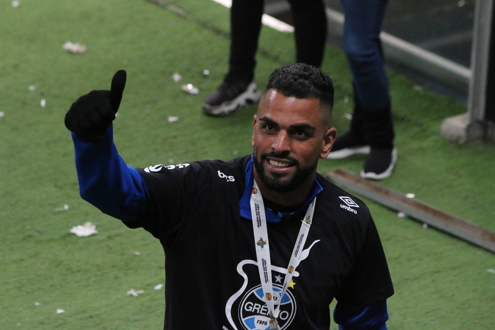 Maicon rescinde contrato e deixa o Grêmio após seis anos
