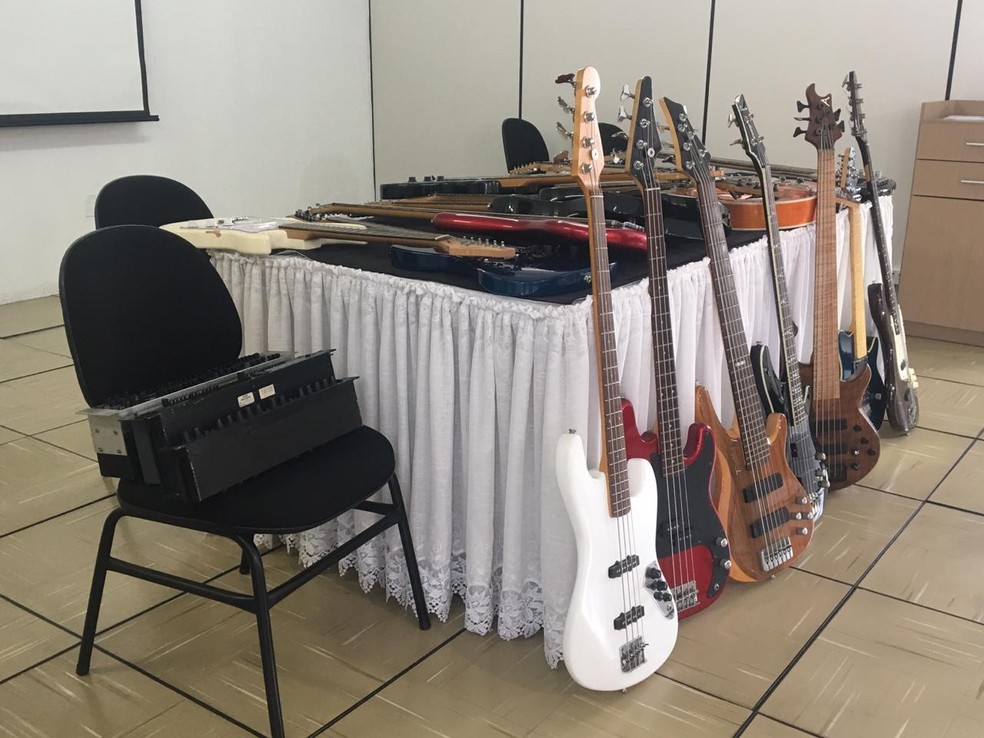 Na loja foram apreendidos 14 baixos, sete guitarras, dois equalizadores e um processador de efeitos — Foto: Polícia Civil do Paraná