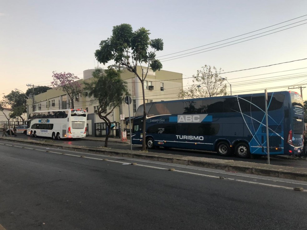 Ônibus da delegação do Boca Juniors em delegacia no bairro Alípio de Melo, em BH — Foto: Júlio César Santos