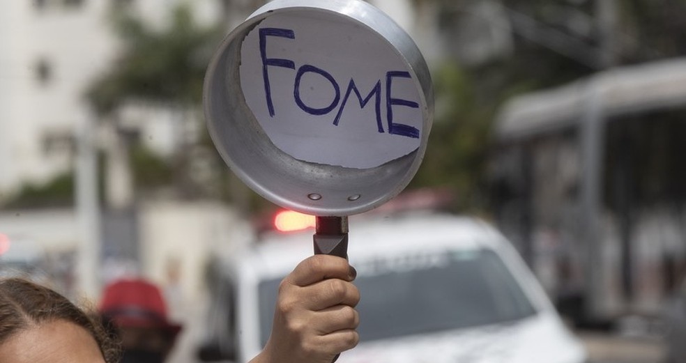 Mulher mostra panela vazia durante protesto em São Paulo  — Foto: André Penner/AP Photo