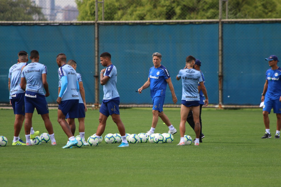 Renato Gaúcho e grupo do Grêmio em treino — Foto: Eduardo Moura