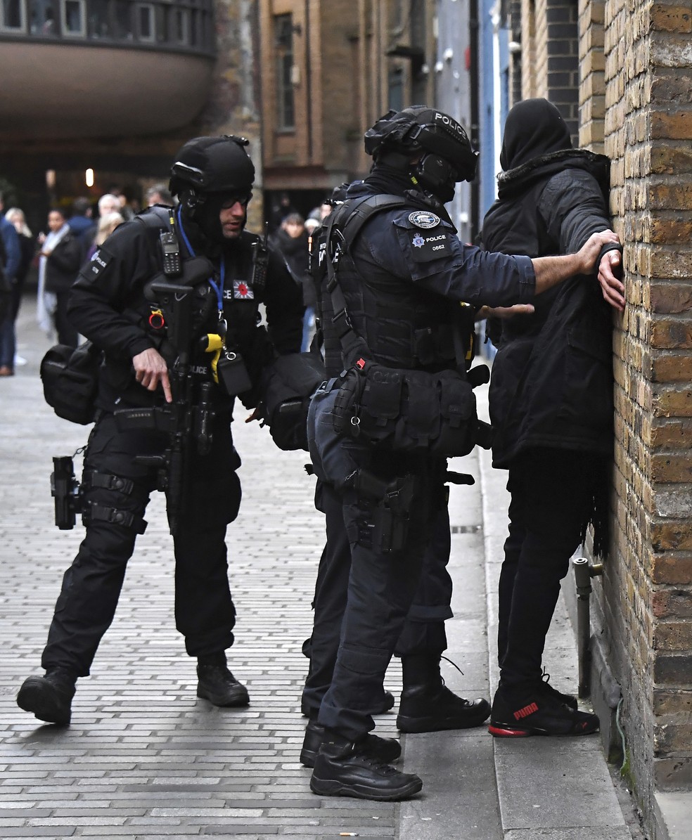 Homem é revistado perto da London Bridge, onde houve um esfaqueamento — Foto: AP Photo/Alberto Pezzali
