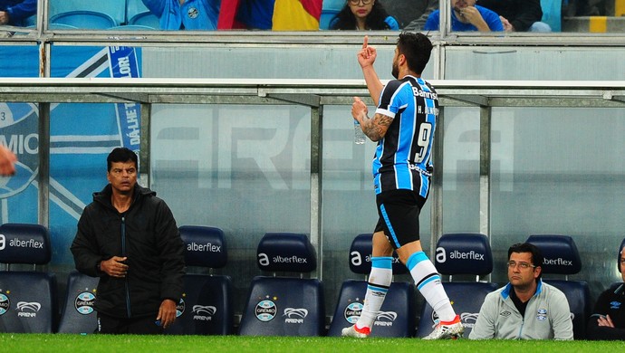 Henrique Almeida faz gesto obsceno para torcida do Grêmio (Foto: Félix Zucco / Agência RBS)