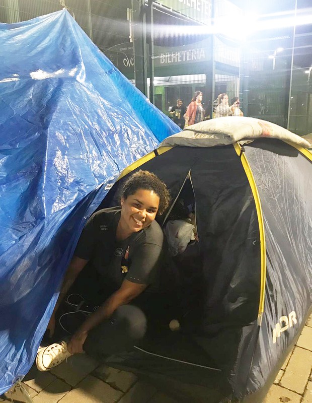 Camila Nogueira, fã de Sandy e Jr., acampa na Jeunesse Arena, no Rio de Janeiro (Foto: QUEM)