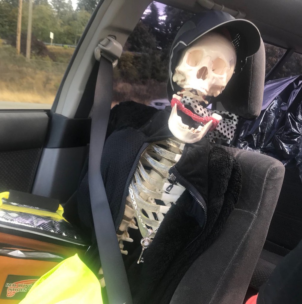 Motorista usa esqueleto de brinquedo para enganar polícia nos EUA — Foto: @wspd7pio/Twitter
