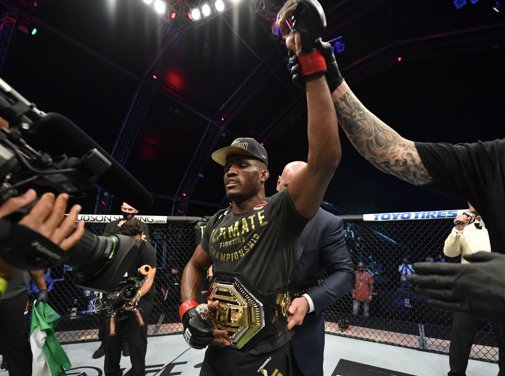Kamaru Usman recebe o cinturão após derrotar Jorge Masvidal por decisão unânime no UFC 251 — Foto: Getty Images
