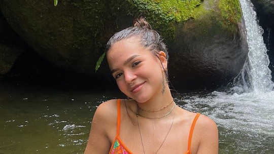Mel Maia escolhe biquíni florido para banho de cachoeira; veja fotos