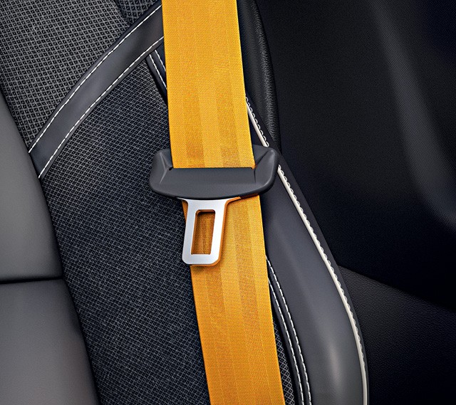 Volvo S60 t6 R-Design AWD - Escudo da linha Polestar lembra um ladrilho e cintos têm o mesmo tom de amarelo das pinças de freio (Foto: divulgação)