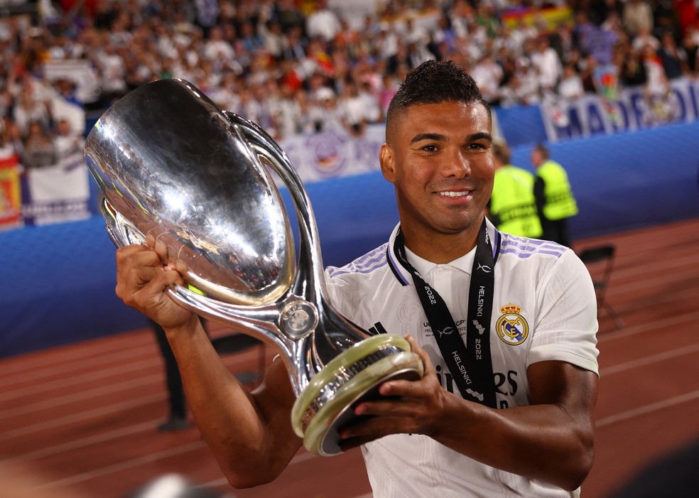 Casemiro ergue taa da Supercopa da Uefa pelo Real Madrid  Foto: Reuters