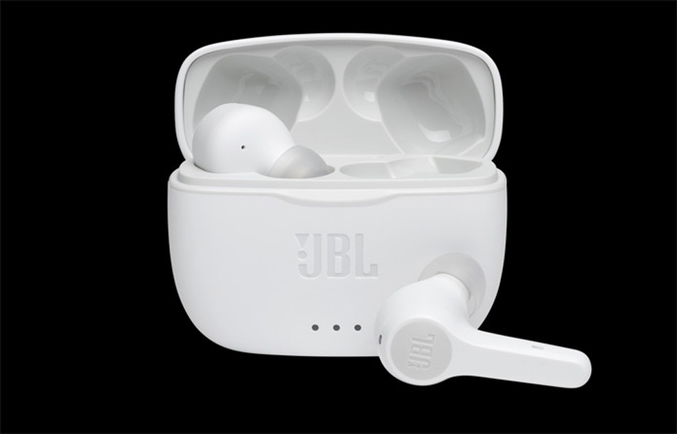 JBL Tune 215TWS tem estojo com LED que indica recarregamento — Foto: Divulgação/JBL