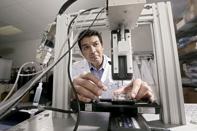 Pioneiro: D'Lima foi o primeiro a imprimir cartilagens na máquina (Foto: Sandy Huffaker/TheNewYork Times)