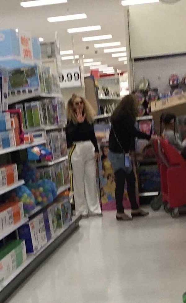A cantora Beyoncé dentro de uma loja de departamentos com a mãe e a filha mais velha (Foto: Twitter)