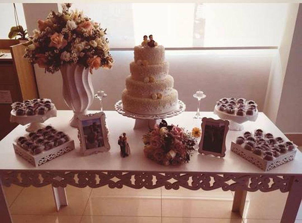 Mesa do bolo, no casamento de Cristiane e Marcelo, dentro do hospital (Foto: Arquivo Pessoal)