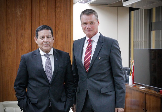 Vice-presidente do Brasil, Hamilton Mourão, ao lado do Embaixador da Noruega no Brasil, Odd Magne Ruud (Foto: Reprodução Twitter @EmbaixadorNORBR)