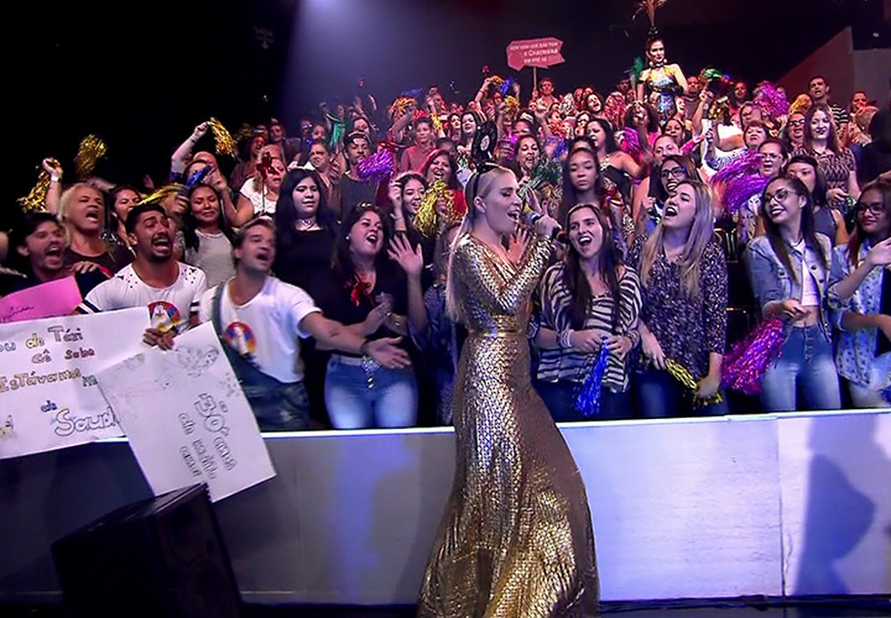 Apresentadora anima o público com a canção (Foto: TV Globo)
