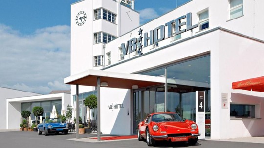 Hotel na Alemanha tem quartos temáticos com camas de carros da Jaguar, Jeep e Mercedes