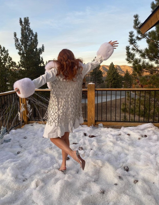 Bella Thorne posa de lingerie na neve (Foto: Reprodução/Instagram)