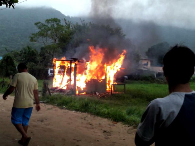Em resposta a morte do jovem, alojamentos de operários da obra foram incendiados (Foto: Arquivo Pessoal)