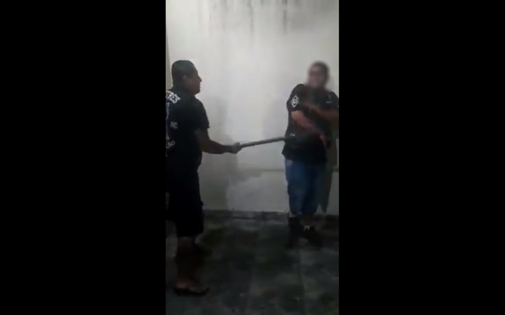 Polícia Civil vai indiciar por tortura integrantes de motoclube que espancaram membro em vídeo — Foto: Reprodução 