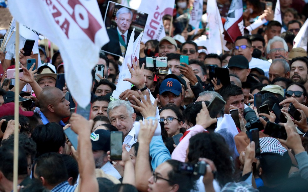 Presidente mexicano Andres Manuel Lopez Obrador caminha no meio de apoiadores durante marcha na Cidade do México — Foto: REUTERS/Henry Romero