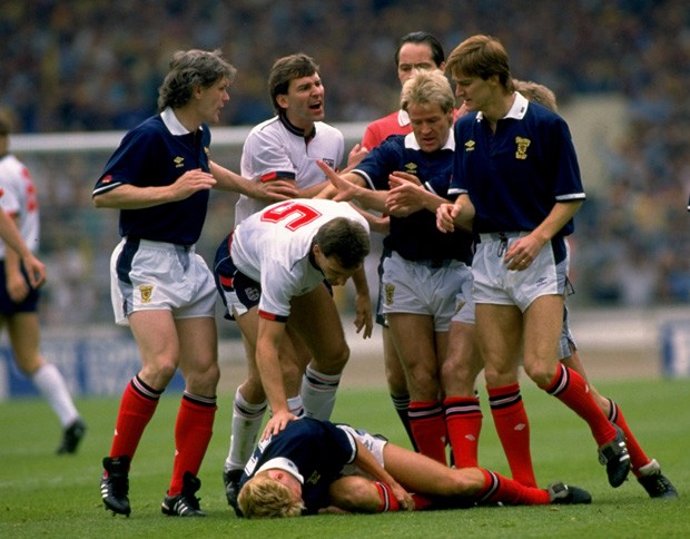 Jogadores da Escócia e da Inglaterra discutem durante a vitória dos ingleses por 1 a 0, em 1988 (Foto: Getty Images)