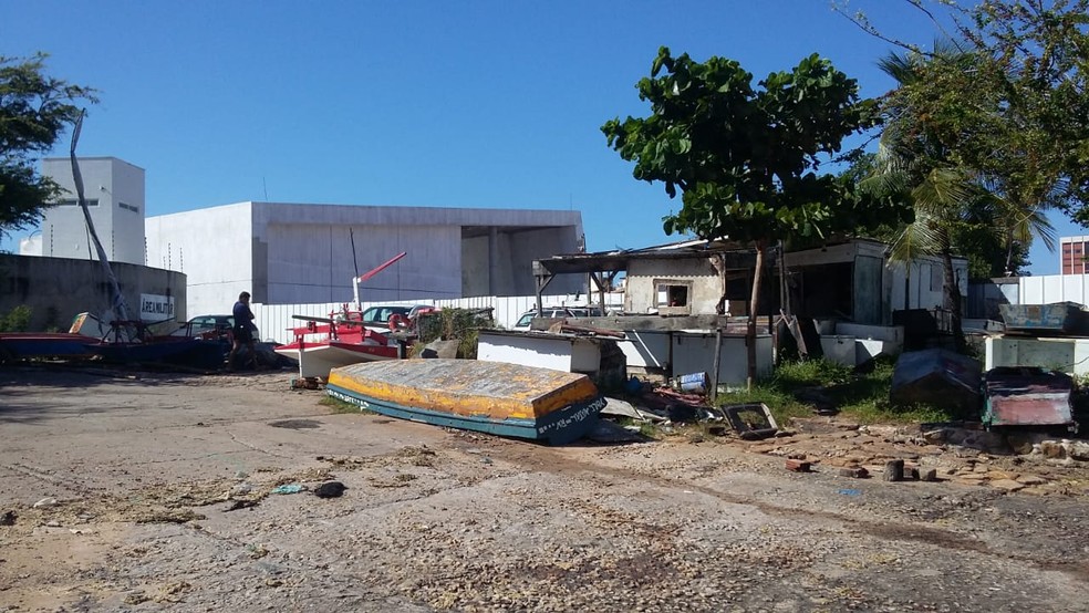 Estado prometeu novo pÃ­er, mas nÃ£o entregou o espaÃ§o (Foto: SÃ©rgio Henrique Santos/Inter TV Cabugi)