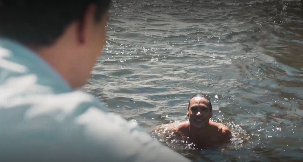 Em Amor Perfeito, Romeu (Domingos Alcântara) convida Érico (Carmo Dalla Vecchia) para um romântico banho de rio — Foto: TV Globo
