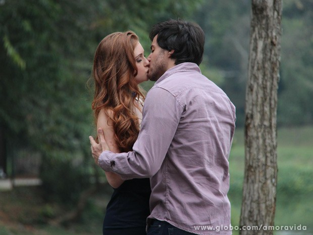 Marina Ruy Barbosa e Ricardo Tozzi gravam beijo de personagens (Foto: Amor à Vida/TV Globo)