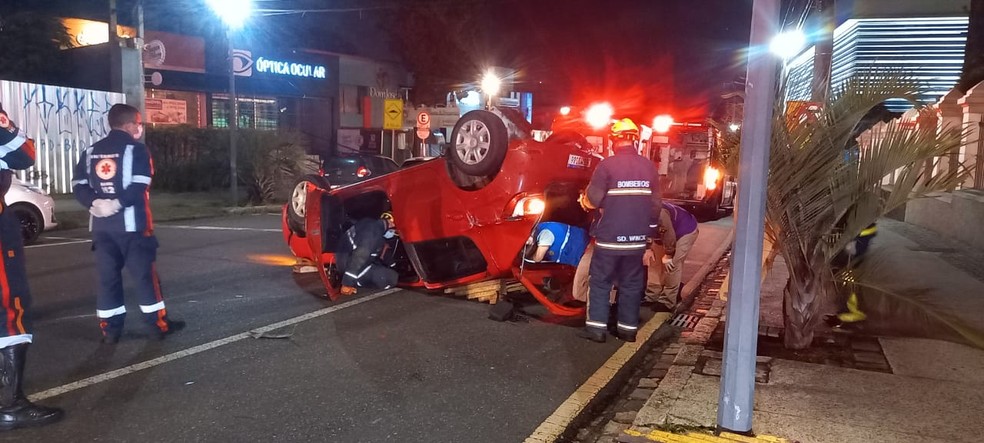 Carro capotou após batida com outro veículo em rua do Batel, na madrugada desta sexta-feira (18) — Foto: Tony Mattoso/RPC