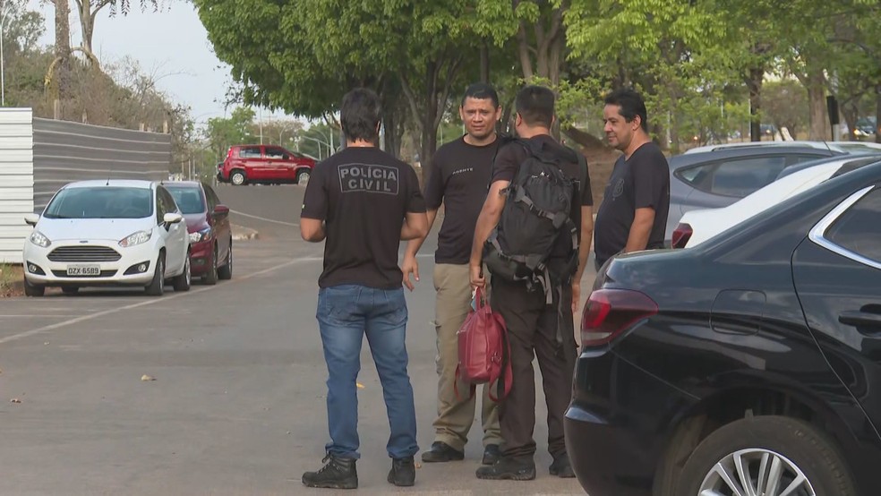 Policiais cumprem mandados de busc e apreensão da operação Crassus, no DF e em Goiás — Foto: TV Globo/Reprodução