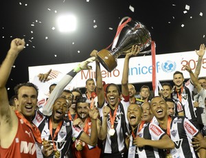Jogadores do Atlético-MG levantam a taça de campeão Mineiro (Foto: Douglas Magno)