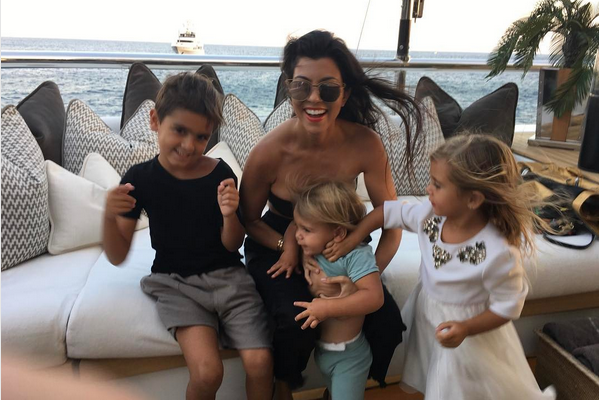 A socialite Kourtney Kardashian com os filhos (Foto: Instagram)