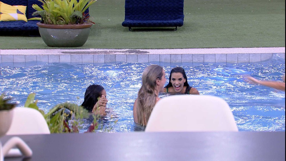 Sisters Mergulham Na Piscina De Roupa Casa Bbb Gshow