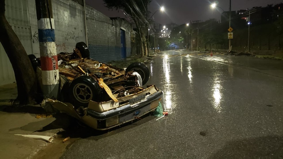 Chevrolet Opala ficou totalmente destruído — Foto: Danilo Girundi / TV Globo