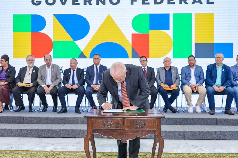 Lula assina criação de grupo para discutir salário mínimo