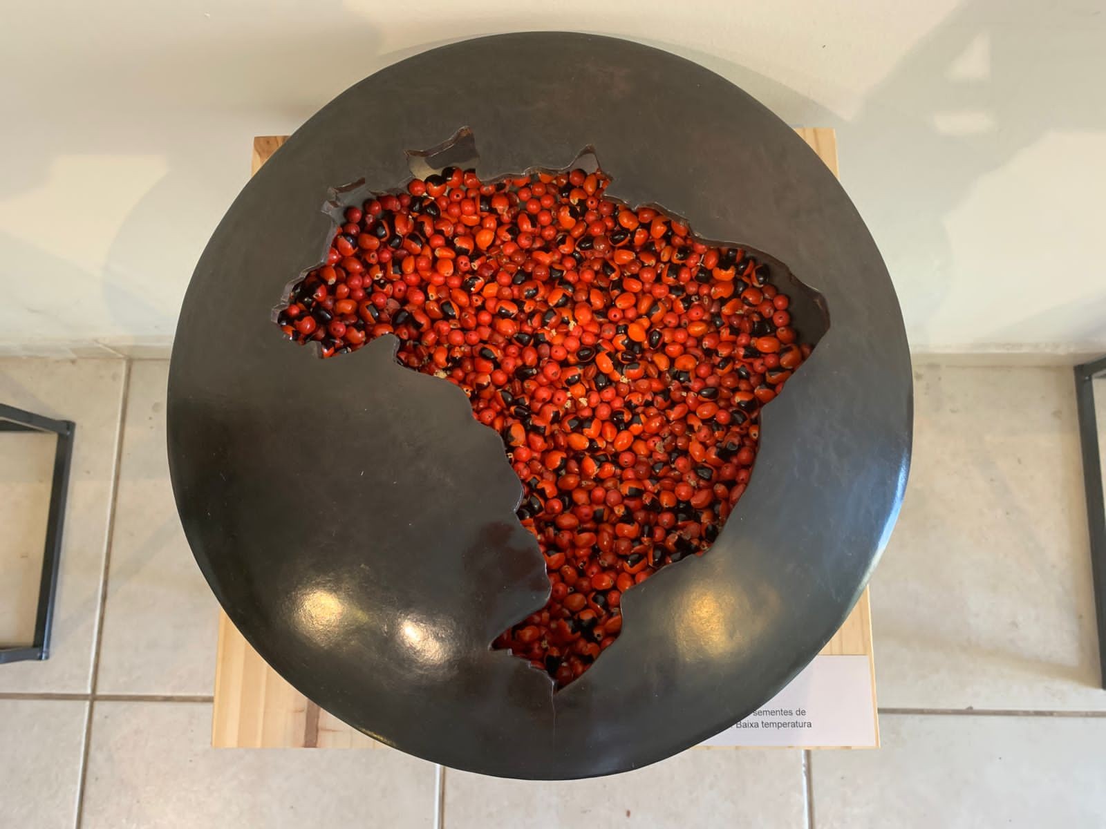 Mostra 'O Fogo e a Cerâmica' tem peça com desenho rupestre pintado com ouro em escola de Piracicaba