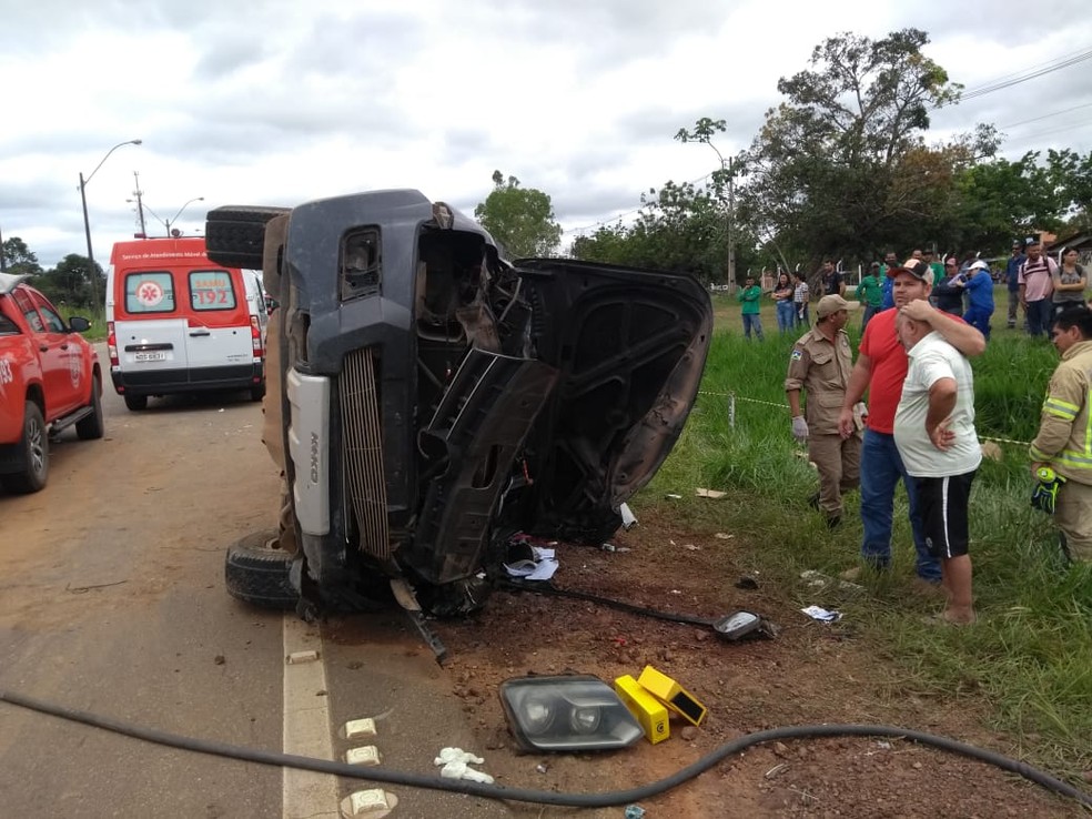 Jovem ficou preso Ã s ferragens e foi retirado por Bombeiros (Foto: Jheniffer NÃºbia/G1)