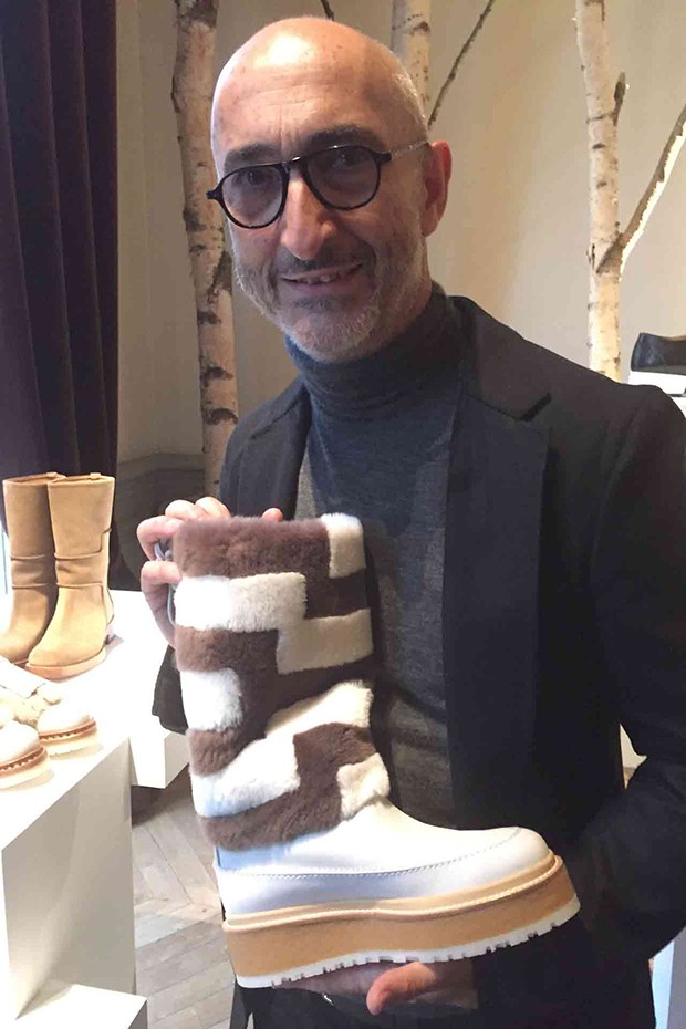 Pierre Hardy with one of his patterned fur boots (Foto: @SuzyMenkesVogue)