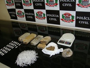 Droga estava escondida embaixo do sofá da casa de um dos suspeitos (Foto: Divulgação/Polícia Civil)