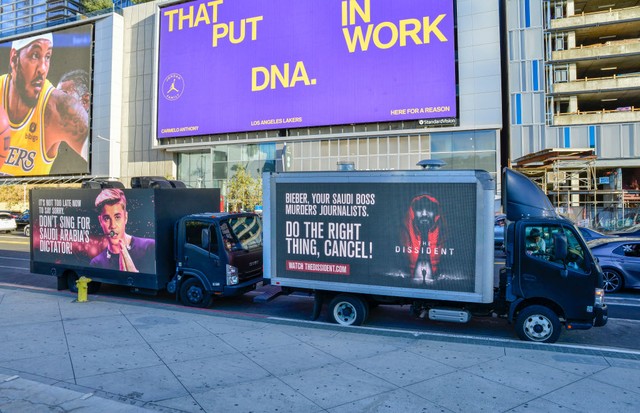 LOS ANGELES, CALIFORNIA - NOVEMBER 21: Mobile billboards urging Justin Bieber to cancel his upcoming concert in Saudi Arabia near the Microsoft Theater on November 21, 2021 in Los Angeles, California. (Photo by Jerod Harris/Getty Images for Human Rights F (Foto: Getty Images for Human Rights Fo)