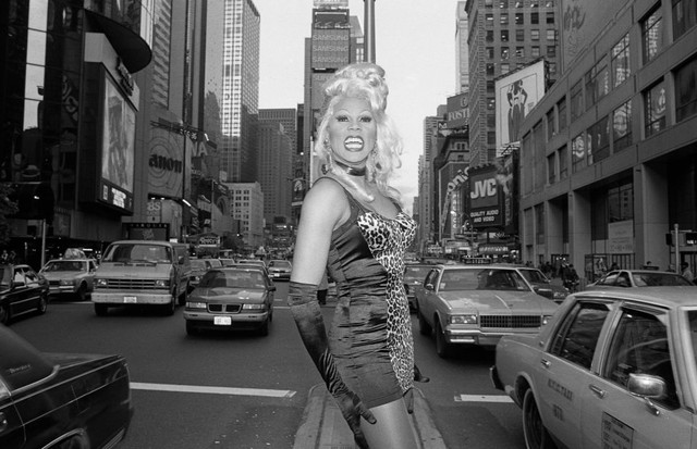 NEW YORK - NOVEMBER 1992: L-R:  Drag queen RuPaul and Tommy Boy Records executive Monica Lynch pose for a portrait in November 1992 in Times Square in New York City, New York. (Photo by Catherine McGann/Getty Images). (Foto: Getty Images)