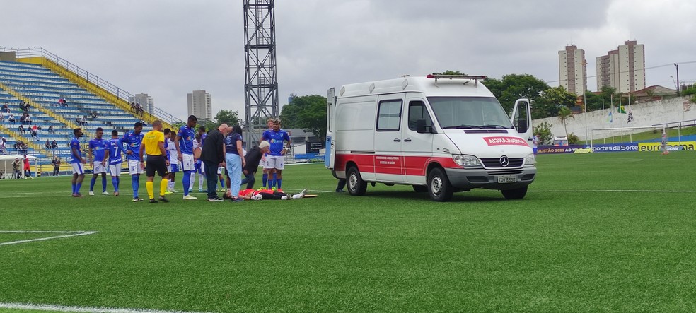 Ambul&acirc;ncia entra em campo e equipe m&eacute;dica atende o goleiro Rafael, do S&atilde;o Raimundo-RR &mdash; Foto: Michael Sanches/EC Santo Andr&eacute;
