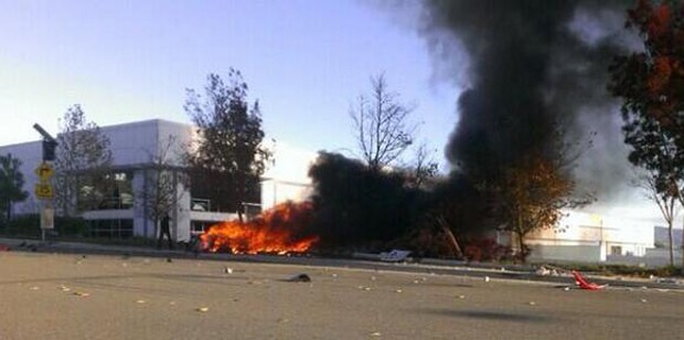 Carro em chamas momentos depois do acidente (Foto: Reprodução/Twitter)