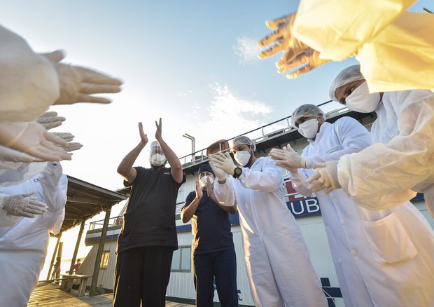 ILHA DE MARAJO, BRAZIL - JULY 30: The medical team on the UBSF hospital boat celebrates after the ten days of service amidst the coronavirus pandemic on July 30, 2020 in Ilha de Marajo, Brazil. The UBSF (Basic Fluvial Health Unit) hospital boat offers hea (Foto: Getty Images)
