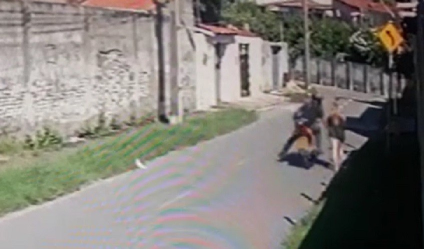 Motociclista dá tapa na bunda de mulher que caminhava em rua de Fortaleza; polícia investiga