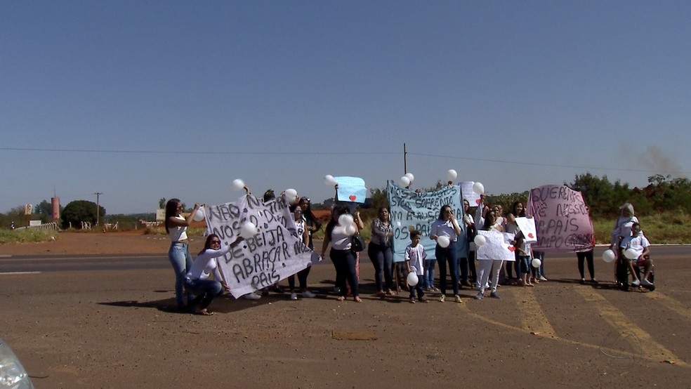 Mulheres de detentos fizeram atos contra a probição de visitas íntimas em frente ao presídio federal de Campo Grande (MS) (Foto: TV Morena/Reprodução)